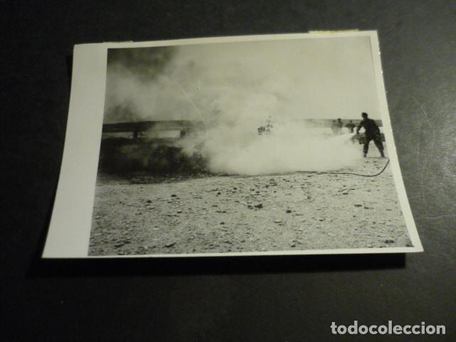 Fotograf&iacute;a antigua: MADRID AEROPUERTO DE BARAJAS EXTINCION INCENDIO AVION JUNKER 52 ANTIGUA FOTOGRAFIA 12 X 8,5 CM