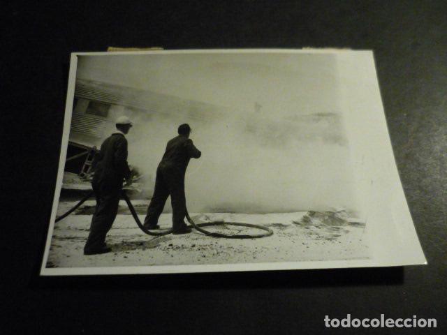 Fotografia antiga: MADRID AEROPUERTO DE BARAJAS EXTINCION INCENDIO AVION JUNKER 52 ANTIGUA FOTOGRAFIA 12 X 8,5 CM