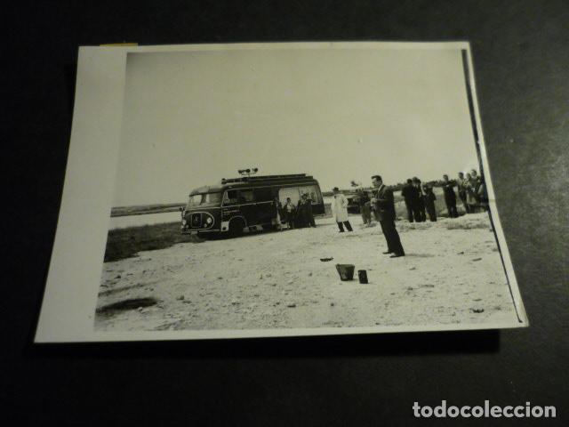 Antique Photography: MADRID AEROPUERTO DE BARAJAS EXTINCION INCENDIO AVION JUNKER 52 ANTIGUA FOTOGRAFIA 12 X 8,5 CM