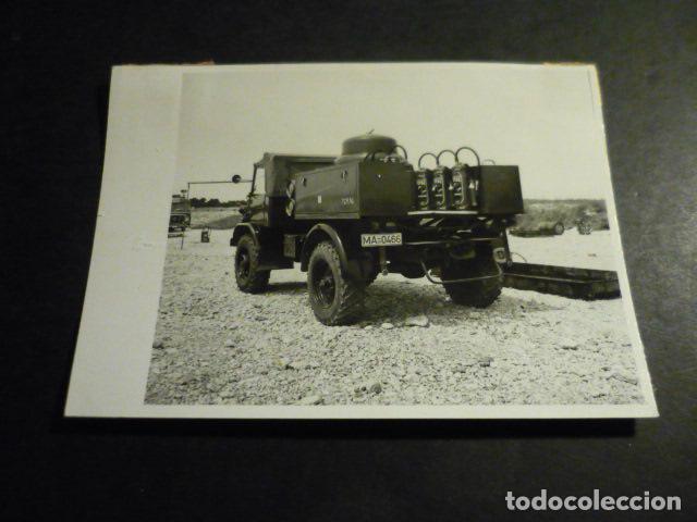 Fotografia antiga: MADRID AEROPUERTO DE BARAJAS EXTINCION INCENDIO AVION JUNKER 52 ANTIGUA FOTOGRAFIA 12 X 8,5 CM