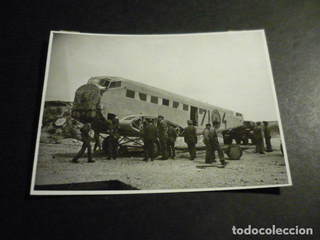 Fotografia antiga: MADRID AEROPUERTO DE BARAJAS EXTINCION INCENDIO AVION JUNKER 52 ANTIGUA FOTOGRAFIA 12 X 8,5 CM