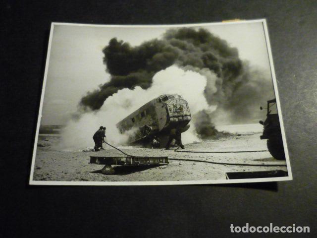 Fotograf&iacute;a antigua: MADRID AEROPUERTO DE BARAJAS EXTINCION INCENDIO AVION JUNKER 52 ANTIGUA FOTOGRAFIA 12 X 8,5 CM