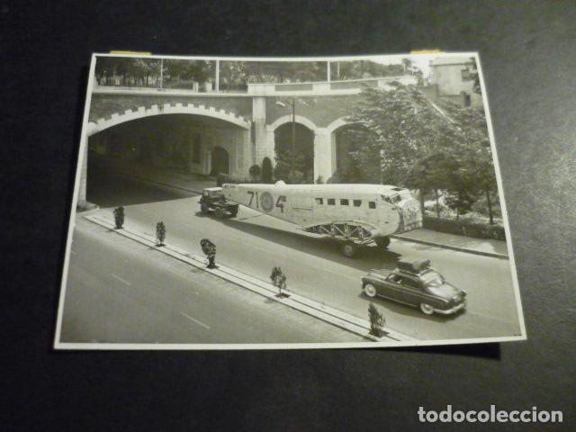 Fotograf&iacute;a antigua: MADRID AEROPUERTO DE BARAJAS EXTINCION INCENDIO AVION JUNKER 52 ANTIGUA FOTOGRAFIA 12 X 8,5 CM