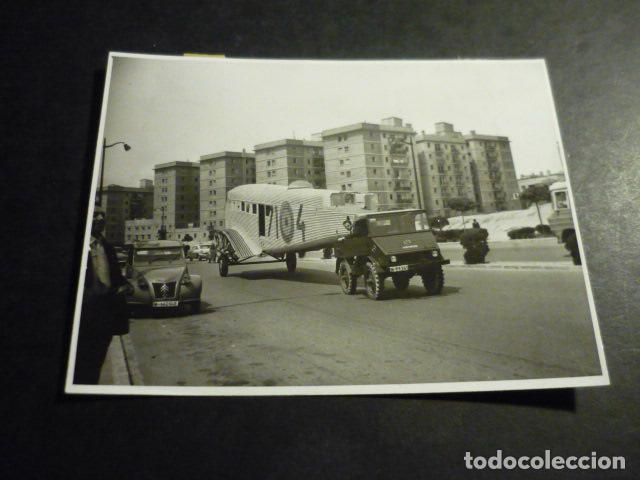 Antique Photography: MADRID AEROPUERTO DE BARAJAS EXTINCION INCENDIO AVION JUNKER 52 ANTIGUA FOTOGRAFIA 12 X 8,5 CM