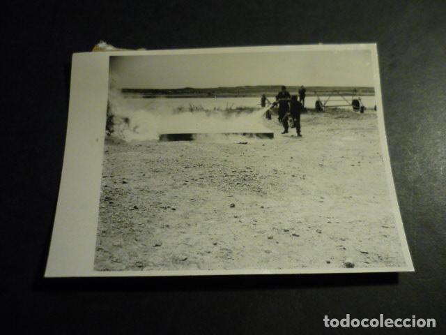 Fotografia antiga: MADRID AEROPUERTO DE BARAJAS EXTINCION INCENDIO AVION JUNKER 52 ANTIGUA FOTOGRAFIA 12 X 8,5 CM