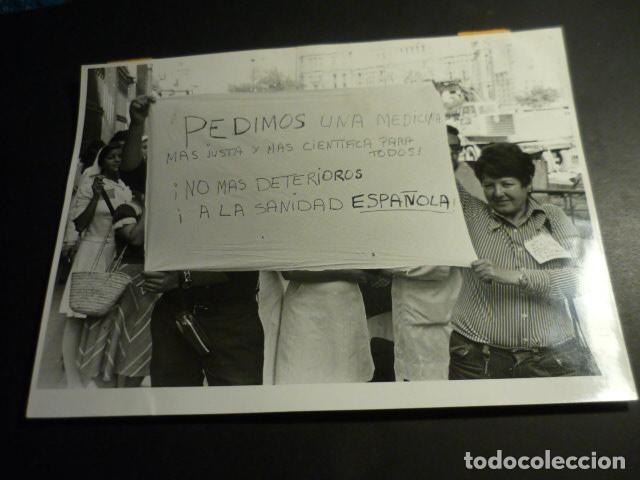 Fotografia antiga: MADRID PARO AYUDANTES SANITARIOS MANIFESTACIONES TRANSICION ANTIGUA FOTOGRAFIA ORIGINAL 18 X 24 CM