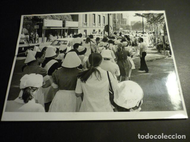 Alte Fotografie: MADRID PARO AYUDANTES SANITARIOS MANIFESTACIONES TRANSICION ANTIGUA FOTOGRAFIA ORIGINAL 18 X 24 CM