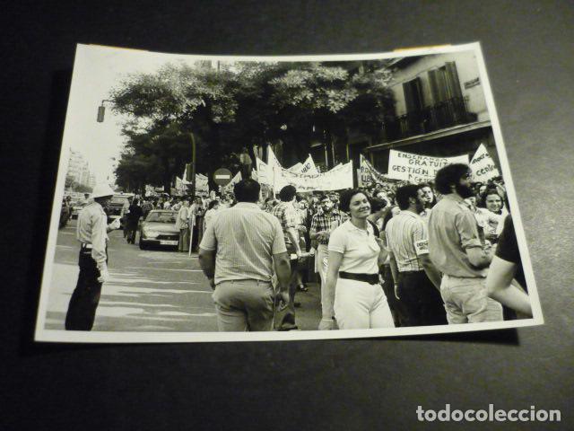 Fotografia antiga: MADRID ESTUDIANTES MANIFESTACIONES TRANSICION ANTIGUA FOTOGRAFIA ORIGINAL 18 X 13 CM