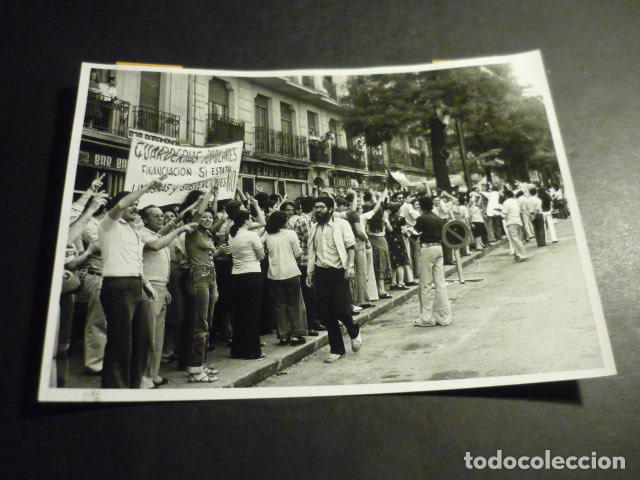 Fotografia antiga: MADRID PROFESORES C/ GARCIA MORATO MANIFESTACION TRANSICION ANTIGUA FOTOGRAFIA ORIGINAL 18 X 13 CM