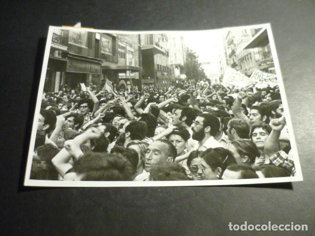 Fotografia antica: MADRID PROFESORES C/ PRECIADOS MANIFESTACION TRANSICION ANTIGUA FOTOGRAFIA ORIGINAL 18 X 13 CM