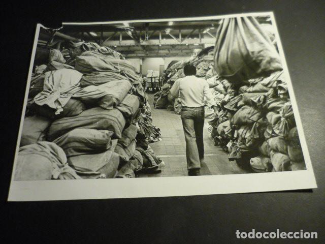 Alte Fotografie: MADRID HUELGA DE CORREOS TRANSICION ANTIGUA FOTOGRAFIA ORIGINAL 18 X 24 CM