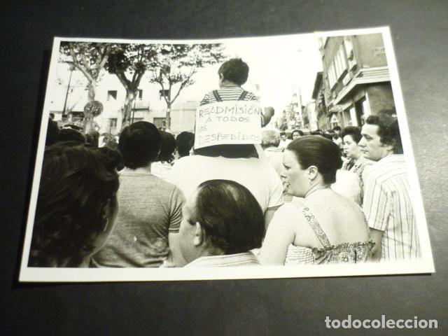 Alte Fotografie: VALLECAS MADRID MANIFESTACION CIERRE EMPRESAS TRANSICION ANTIGUA FOTOGRAFIA ORIGINAL 18 X 13 CM