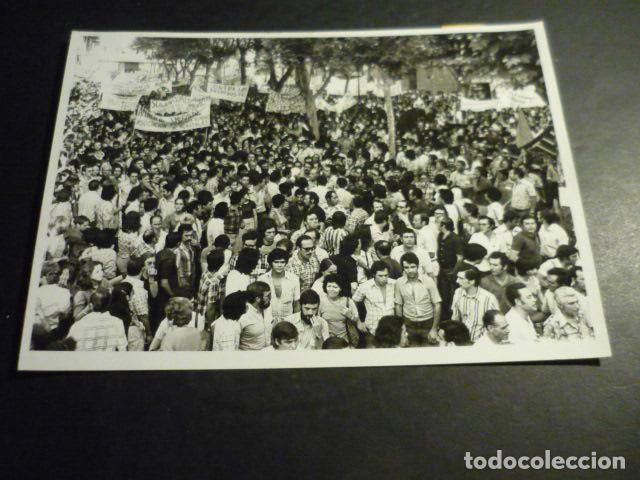 Fotografia antiga: VALLECAS MADRID MANIFESTACION CIERRE EMPRESAS TRANSICION ANTIGUA FOTOGRAFIA ORIGINAL 18 X 13 CM