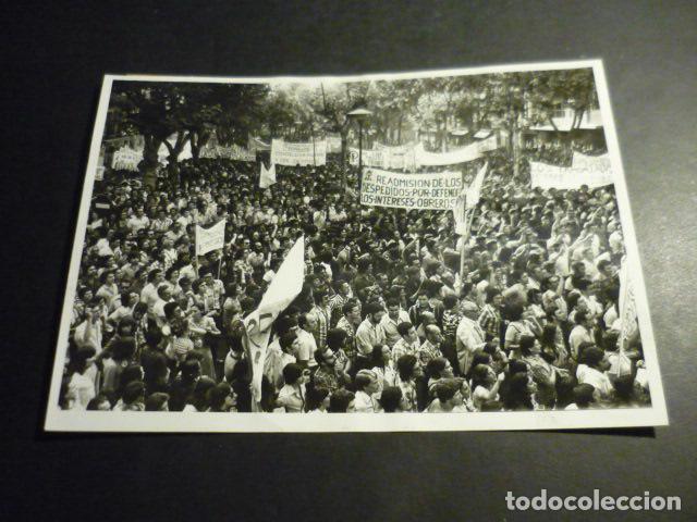 Fotograf&iacute;a antigua: VALLECAS MADRID MANIFESTACION CIERRE EMPRESAS TRANSICION ANTIGUA FOTOGRAFIA ORIGINAL 18 X 13 CM