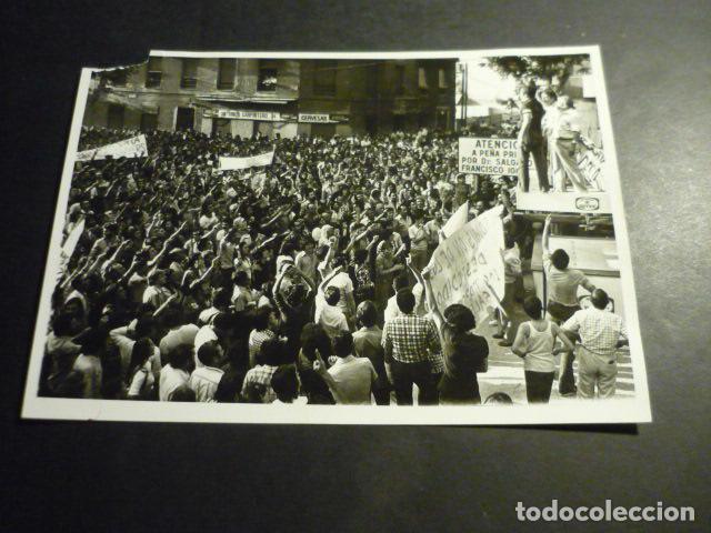 Fotografia antiga: VALLECAS MADRID MANIFESTACION CIERRE EMPRESAS TRANSICION ANTIGUA FOTOGRAFIA ORIGINAL 18 X 13 CM