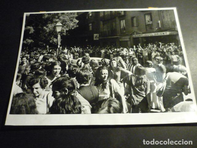 Alte Fotografie: MADRID HUELGA MUJERES EL CORTE INGLES INDUYCO DELICIAS TRANSICION ANTIGUA FOTOGRAFIA 18 X 24 CM