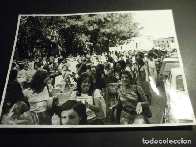 Alte Fotografie: MADRID HUELGA MUJERES EL CORTE INGLES INDUYCO DELICIAS TRANSICION ANTIGUA FOTOGRAFIA 18 X 24 CM