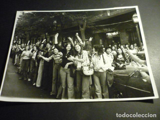 Alte Fotografie: MADRID HUELGA MUJERES EL CORTE INGLES INDUYCO DELICIAS TRANSICION ANTIGUA FOTOGRAFIA 18 X 24 CM