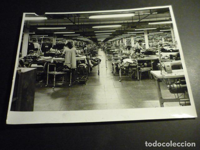 Alte Fotografie: MADRID HUELGA MUJERES EL CORTE INGLES INDUYCO DELICIAS TRANSICION ANTIGUA FOTOGRAFIA 18 X 24 CM
