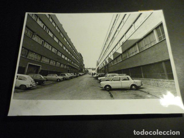Fotograf&iacute;a antigua: MADRID HUELGA MUJERES EL CORTE INGLES INDUYCO DELICIAS TRANSICION ANTIGUA FOTOGRAFIA 18 X 24 CM