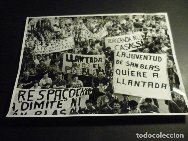 Alte Fotografie: MADRID SAN BLAS CANILLEJAS APOYO A TENIENTE ALCALDE TRANSICION ANTIGUA FOTOGRAFIA 18 X 24 CM