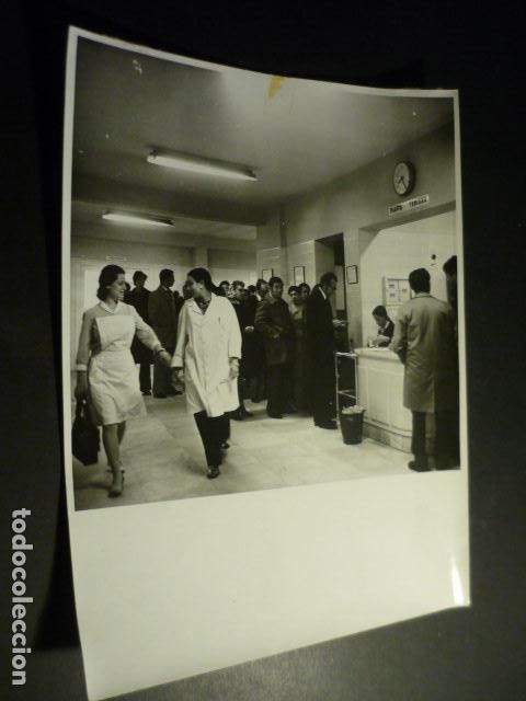 Alte Fotografie: MADRID CENTROS AMBULATORIOS COLAS ESPERA ANTIGUA FOTOGRAFIA 18 X 24 CM