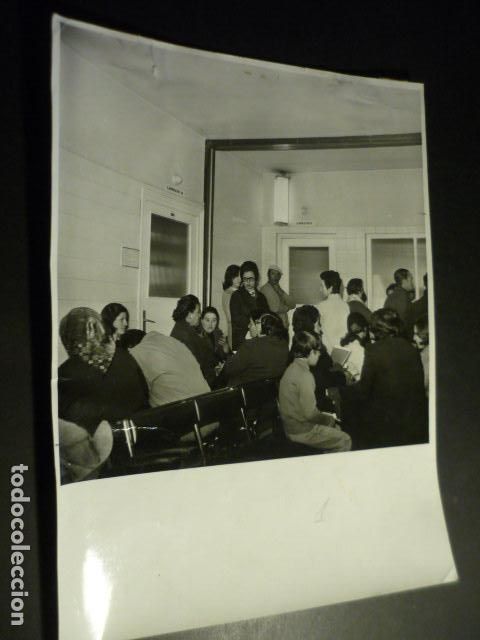 Fotografia antiga: MADRID CENTROS AMBULATORIOS COLAS ESPERA ANTIGUA FOTOGRAFIA 18 X 24 CM
