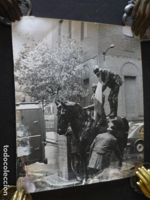 Alte Fotografie: MADRID INSTITUTO RAMIRO DE MAEZTU COLOCACION ESTATUA FRANCO ANTIGUA FOTOGRAFIA ORIGINAL 21 X 18 CM
