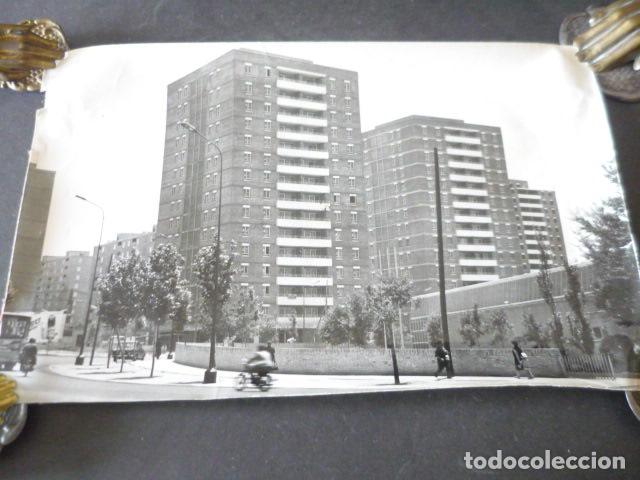 Fotografia antiga: MADRID BARRIO DE MORATALAZ PLAZA DE GARNICA ANTIGUA FOTOGRAFIA ORIGINAL 18 X 29 CM