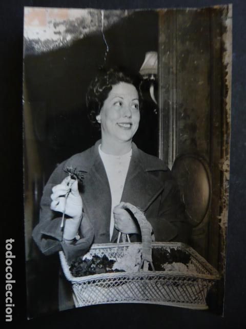 Fotografia antica: MADRID UNA FLORISTA ANTIGUA FOTOGRAFIA ORIGINAL 18 X 12 CM