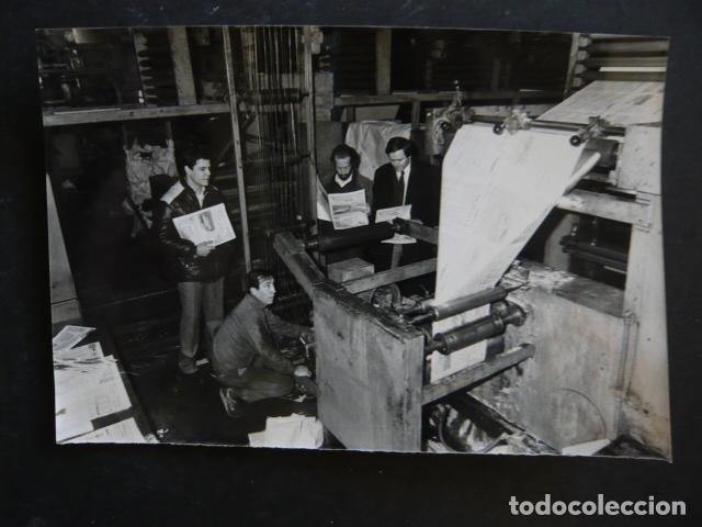Alte Fotografie: MADRID IMPRENTA PRENSA GRUPO EDITORIAL EL CASO ANTIGUA FOTOGRAFIA ORIGINAL 18 X 12 CM
