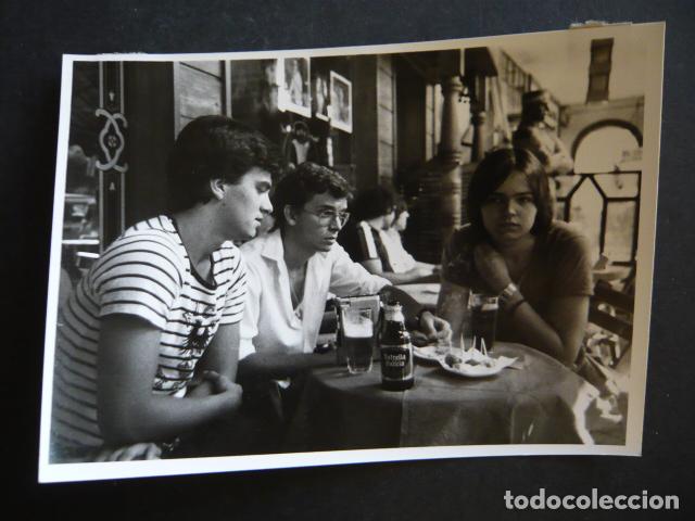 Fotografia antica: MADRID BEBIENDO CERVEZA ANTIGUA FOTOGRAFIA ORIGINAL 18 X 13 CM