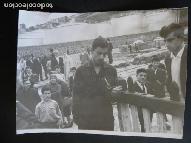 Fotografia antica: SANTURCE VIZCAYA OLAS GIGANTES 1963 ANTIGUA FOTOGRAFIA ORIGINAL 18 X 24 CM