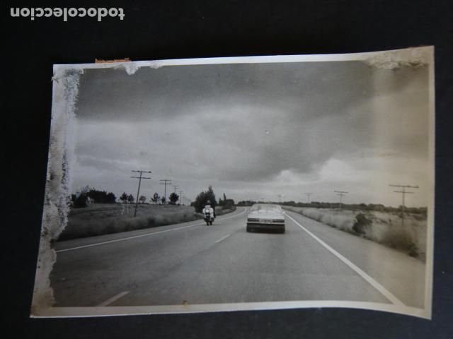 Fotograf&iacute;a antigua: TRAFICO EN CARRETERA ANTIGUA FOTOGRAFIA ORIGINAL 18 X 13 CM