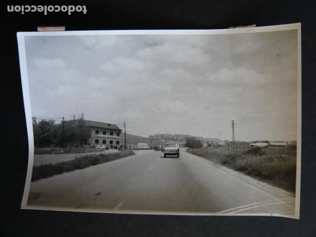 Fotograf&iacute;a antigua: TRAFICO EN CARRETERA ANTIGUA FOTOGRAFIA ORIGINAL 18 X 13 CM