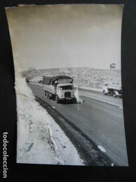 Fotograf&iacute;a antigua: CAMION EN CARRETERA ANTIGUA FOTOGRAFIA ORIGINAL 18 X 13 CM