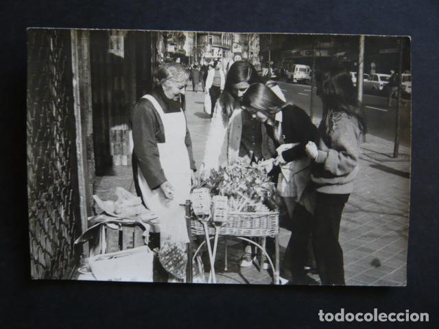 Fotograf&iacute;a antigua: MADRID VENDEDORA CALLEJERA ANTIGUA FOTOGRAFIA ORIGINAL 13 X 18 CM