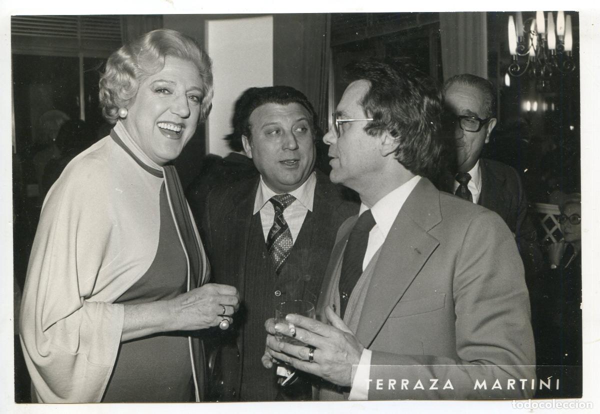 Fotograf&iacute;a antigua: Mary Santpere, foto en acto social en la Terraza Martini de Barcelona, 1980, Foto Capella