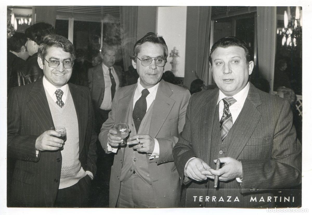Fotograf&iacute;a antigua: Tres personajes a identificar en acto social en la Terraza Martini de Barcelona, 1980, Foto Capella