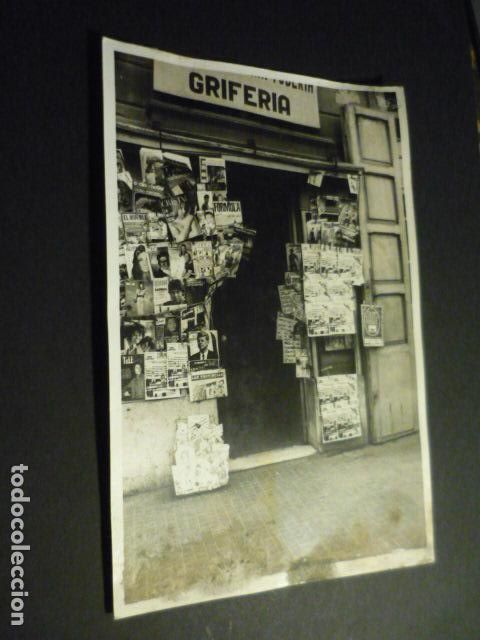 Fotograf&iacute;a antigua: VALENCIA KIOSCO DE PRENSA CALLE GUILLEN DE CASTRO ANTIGUA FOTOGRAFIA 13 X 18 CM
