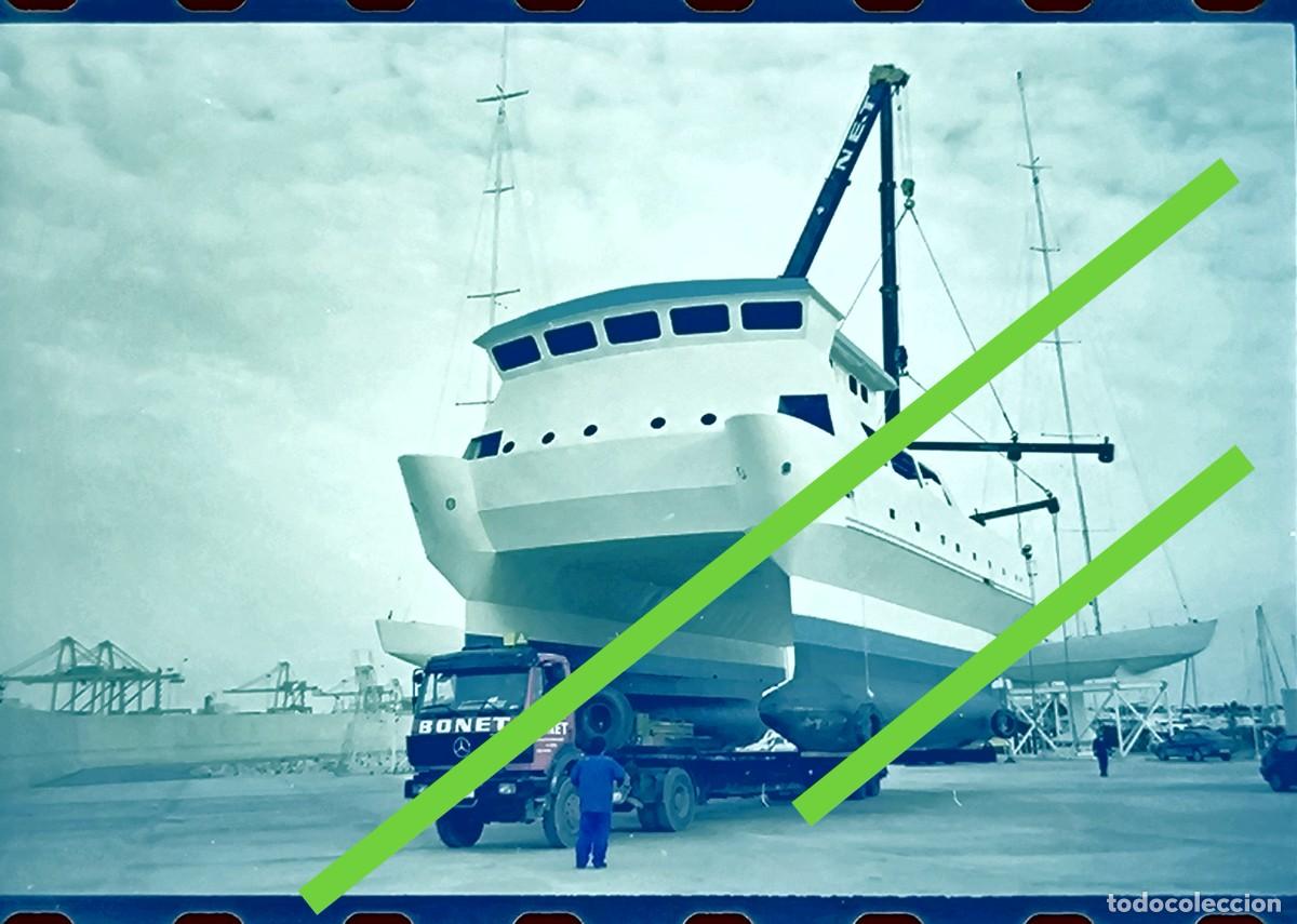 Fotograf&iacute;a antigua: Antiguo negativo de fotograf&iacute;a. Barco de recreo trasladado en astillero con cami&oacute;n. A&ntilde;os 90