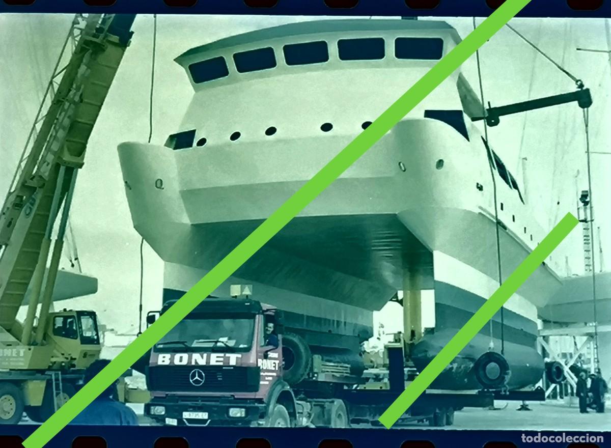Fotograf&iacute;a antigua: Antiguo negativo de fotograf&iacute;a. Barco de recreo trasladado en astillero con cami&oacute;n. A&ntilde;os 90
