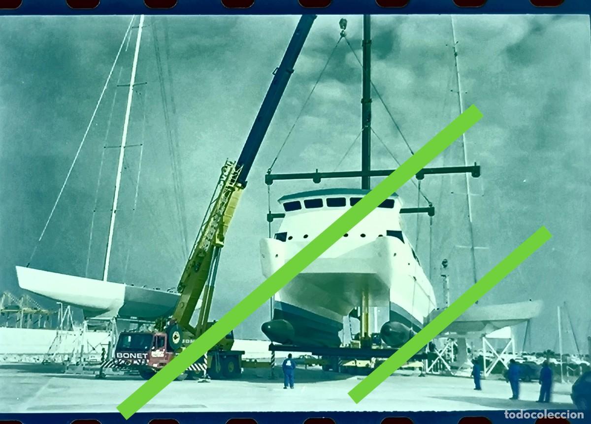 Fotograf&iacute;a antigua: Antiguo negativo de fotograf&iacute;a. Barco de recreo trasladado en astillero con cami&oacute;n. A&ntilde;os 90
