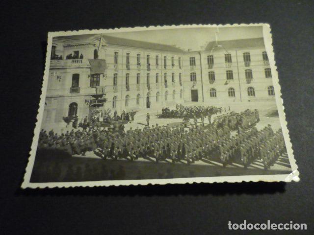 Fotograf&iacute;a antigua: ZARAGOZA ACADEMIA GENERAL MILITAR ENTREGA DESPACHOS 1&ordf; PROMOCION 1946 ANTIGUA FOTOGRAFIA 9 X 12 CM