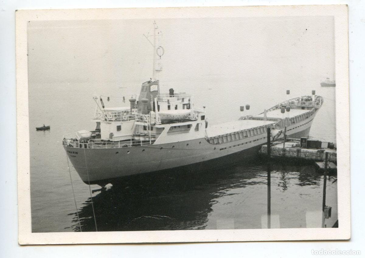 Fotograf&iacute;a antigua: Fotograf&iacute;a de Barco Pumarin, de Gij&oacute;n, en un muelle