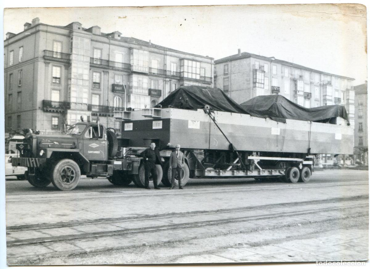 Fotograf&iacute;a antigua: Santander. Cami&oacute;n de transporte especial de Gerposa, en el Muelle, circa 1960, dos fotos