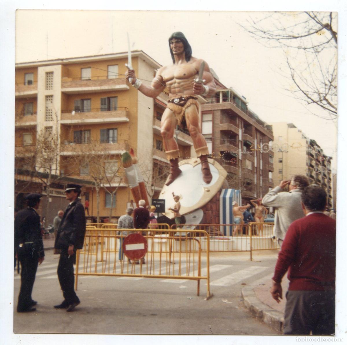Fotograf&iacute;a antigua: Foto de una falla en plaza o calle a identificar, quiz&aacute;s en Valencia ?