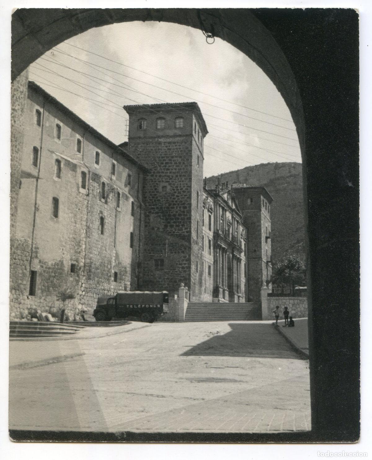 Fotograf&iacute;a antigua: Fotograf&iacute;a de O&ntilde;a, Burgos, a&ntilde;os 50 o 60, cami&oacute;n de tel&eacute;fonos, fot&oacute;grafo a identificar