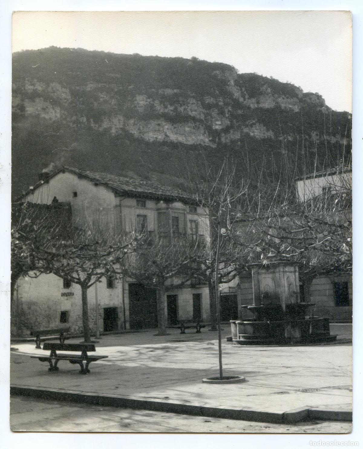 Fotograf&iacute;a antigua: Fotograf&iacute;a de O&ntilde;a, Burgos, a&ntilde;os 50 o 60, plaza Padre Cereceda con fuente, fot&oacute;grafo a identificar