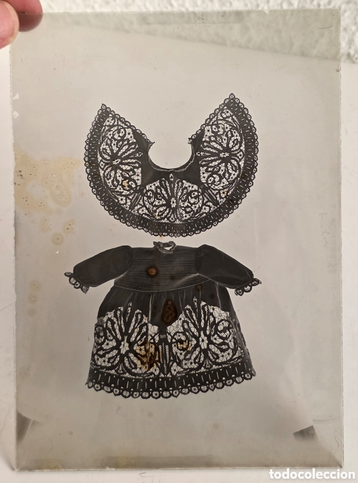 Fotograf&iacute;a antigua: Antigua Fotograf&iacute;a Negativo Cristal Vestido para Mu&ntilde;eca c. 1900 - Decoraci&oacute;n Juguete